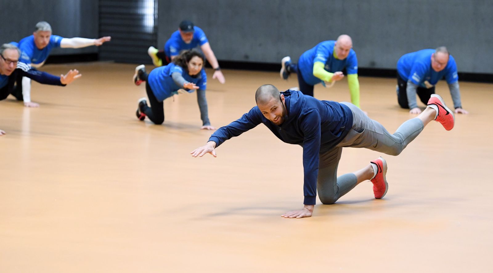 Kantonratsmitglieder trainieren mit Europameister: Kariem Hussein leitete das Warm-up vor dem Lauf.