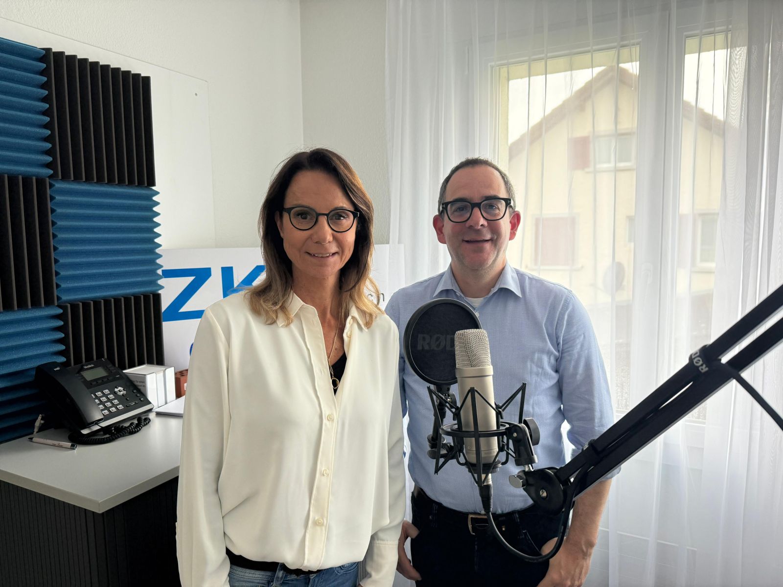 Marcel Rüfenacht und Moderatorin Regula Späni bei der Podcast-Aufnahme.
