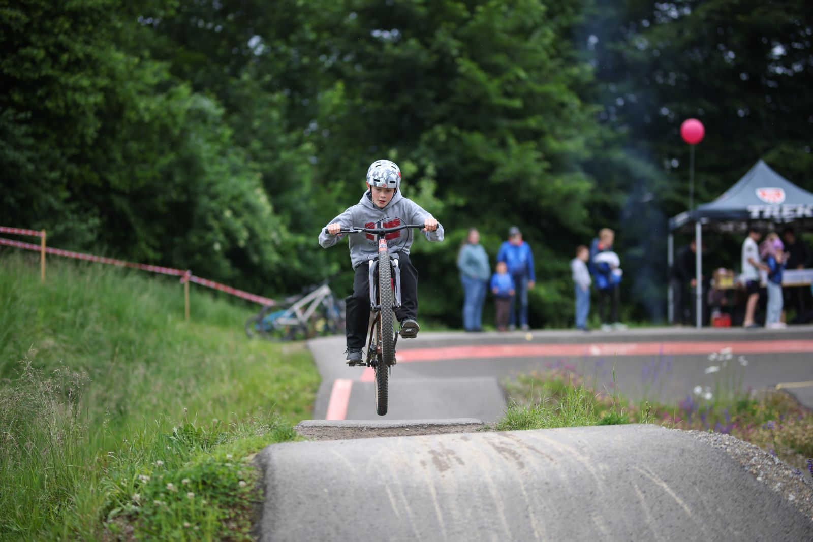 Knabe auf einem Fahrrad beim Pumptrack