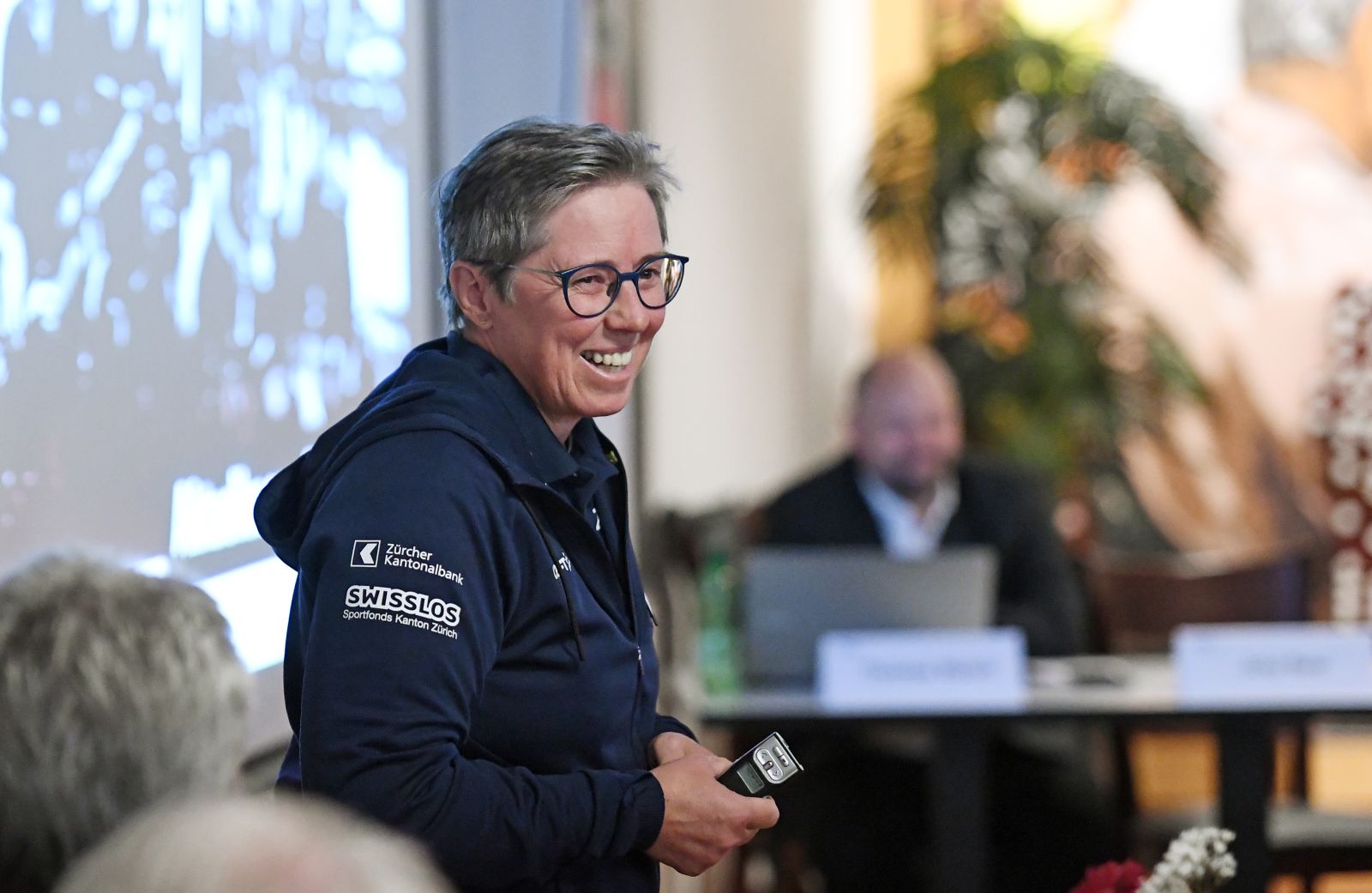 Geschäftsführerin Josy Beer informiert über die Aktualitäten auf der Geschäftsstelle.