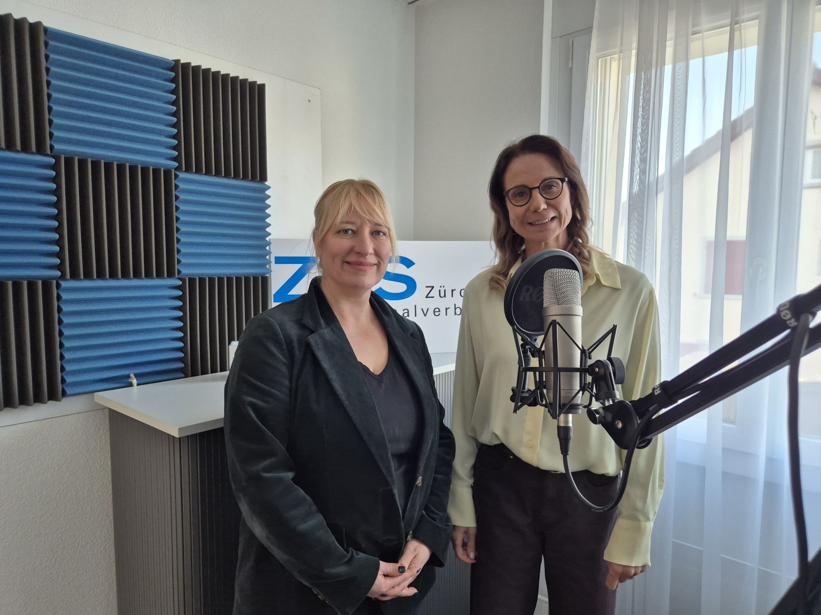 Stefanie Neuhauser und Moderatorin Regula Späni bei der Podcast-Aufnahme.